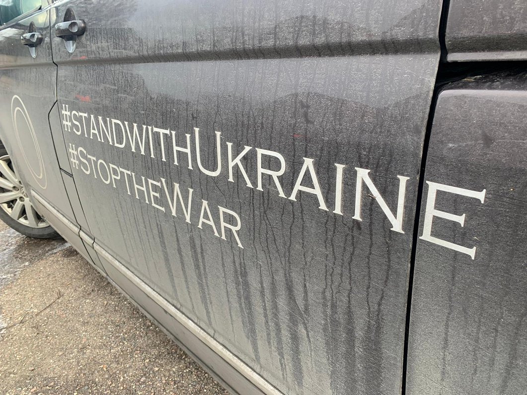 Krievijas vēstniecības Latvijā busiņš, kas tagad kalpo Ukrainai
