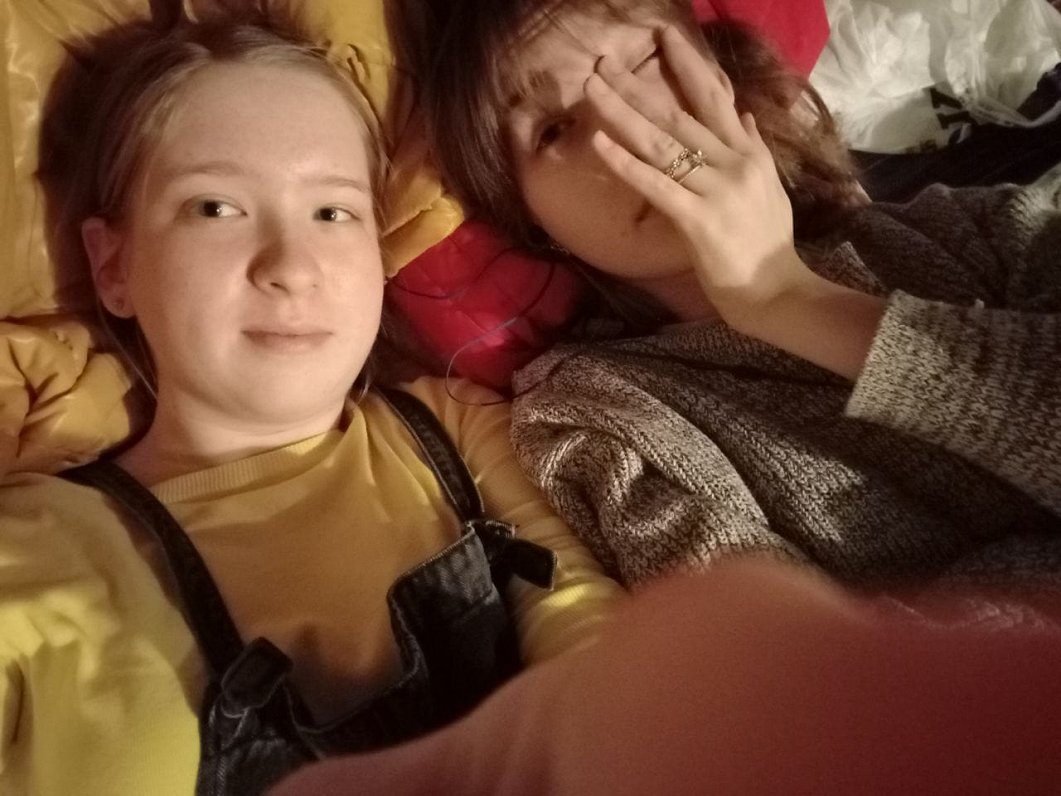 Krievijas iebrukuma pirmā diena. Ukrainiete Aņa Ribakova kopā ar māsu, 24.02.2022.