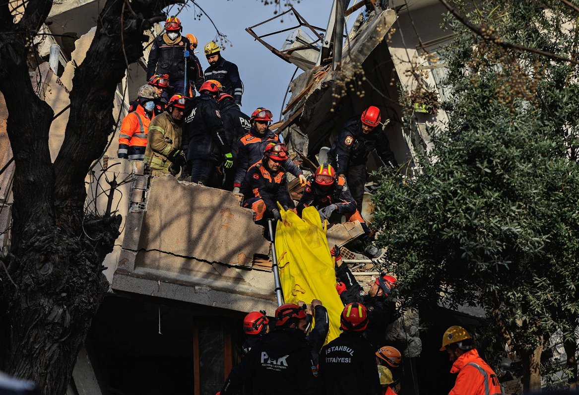 Turcijā glābēji atkal meklē izdzīvojušos zem ēku drupām