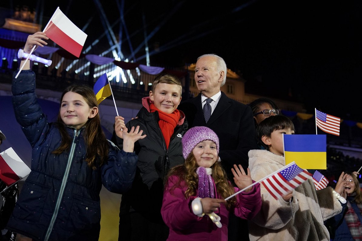 ASV prezidents Džo Baidens fotografējas ar bērniem pēc uzrunas Varšavā