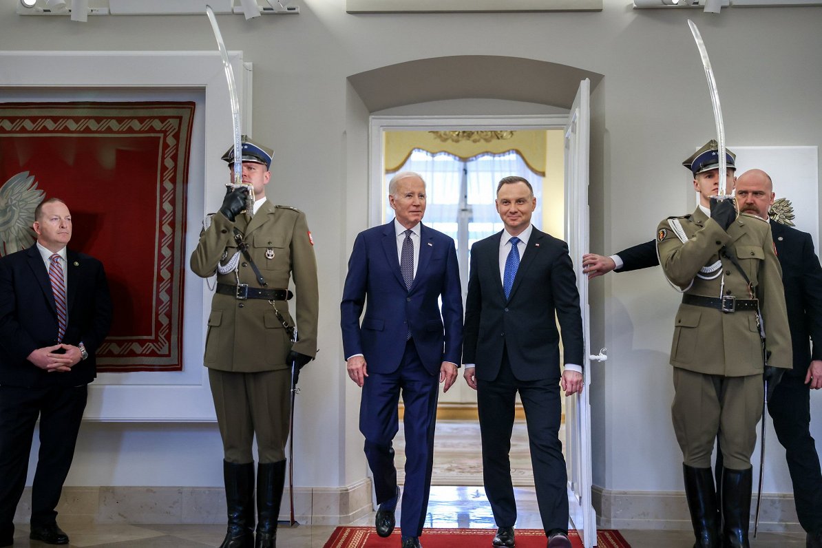 ASV prezidents Džo Baidens tiekas ar Polijas prezidentu Andžeju Dudu