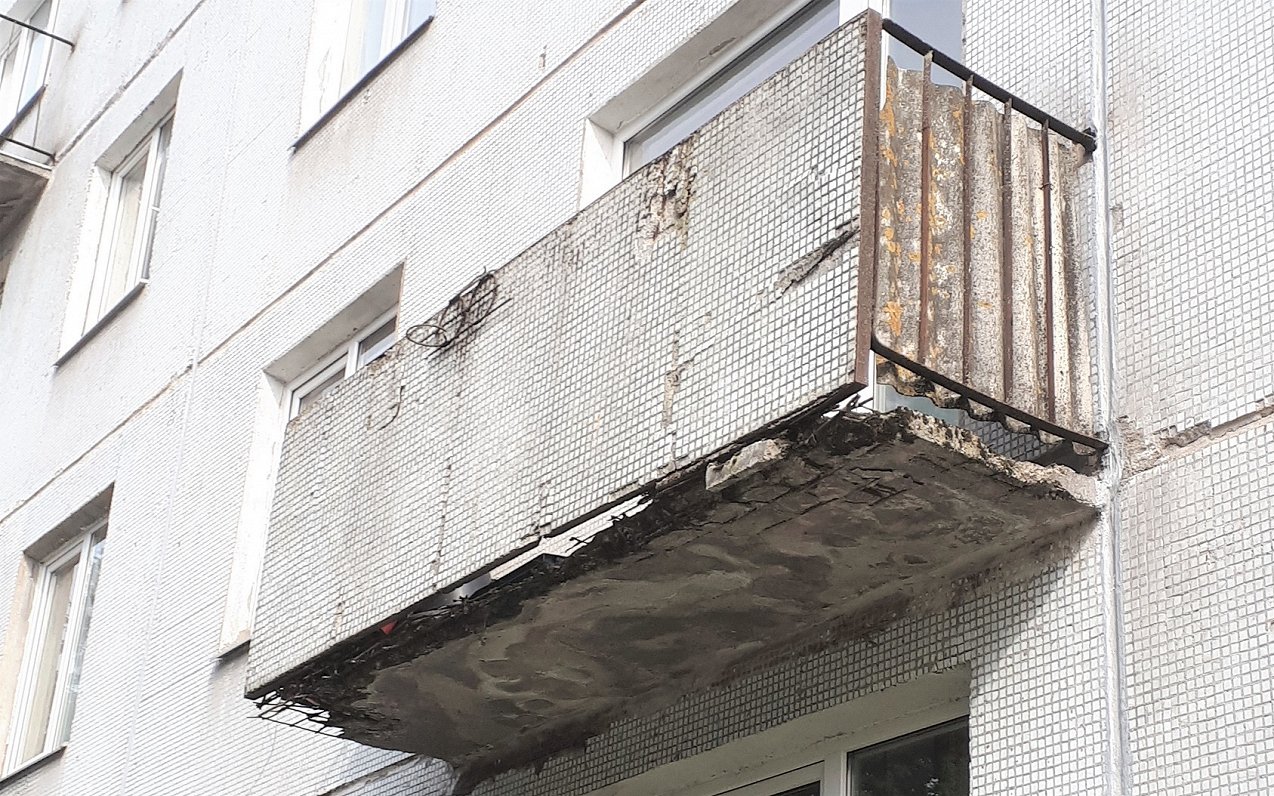 Bojāts daudzdzīvokļu nama balkons