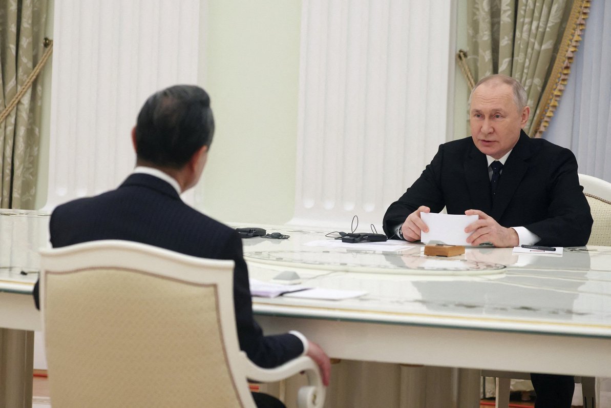Ķīnas diplomāts Vans Ji un Krievijas prezidents Vladimirs Putins, 22.02.2023.