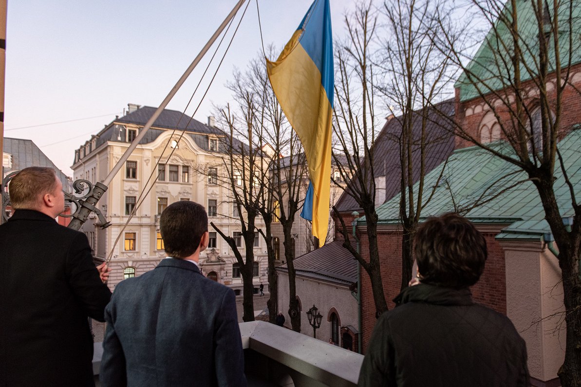 Ukrainian flag raised at Saeima building