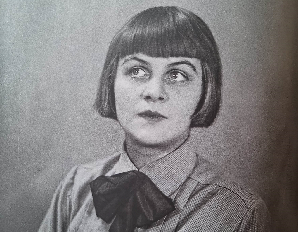 Dailes teātra aktrise Elvīra Bramberga ar modīgo &quot;bubigalviņu&quot;. 20. gadsimta 30. gadi