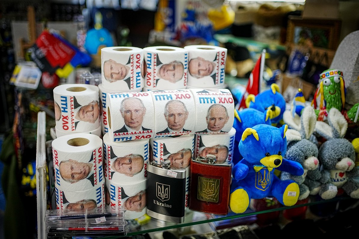 Ukrainas galvaspilsētā Kijivā tirgotie suvenīri, arī tualetes papīrs ar Krievijas prezidenta Putina...