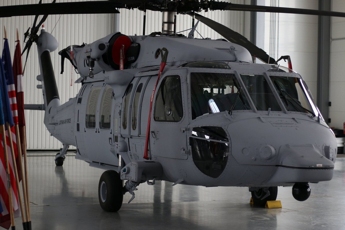 &quot;Black Hawk&quot; helikoptera paraugdemonstrējums Lielvārdes lidlaukā