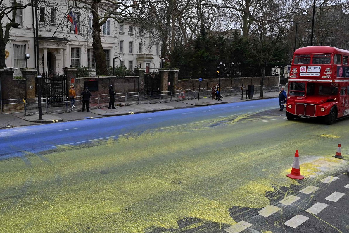 Aktīvisti pie Krievijas vēstniecības Londonā izlējuši simtiem litru dzeltenas un zilas krāsas, veido...