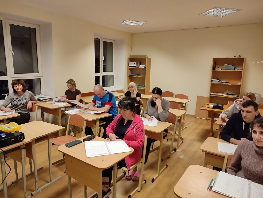 Ukraiņi latviešu valodas nodarbībā Rēzeknes novada Adamovā