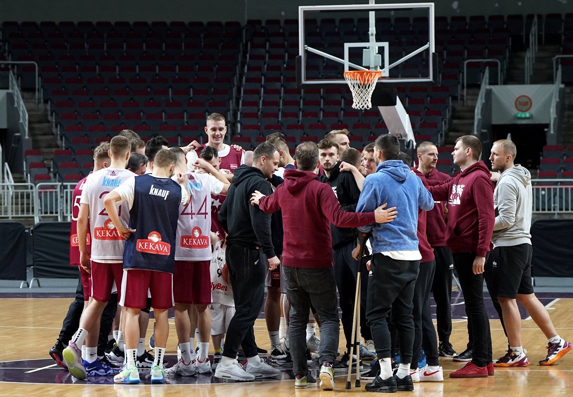 Latvijas basketbola valstsvienība treniņā