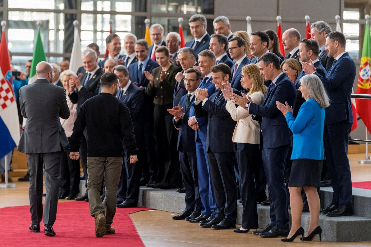 Eiropas Savienības valstu līderi sveic Ukrainas prezidentu Volodimiru Zelenski, kurš pirms pāris ned...
