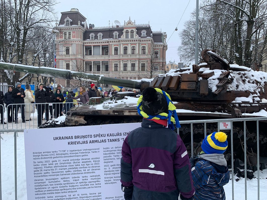 Krievijas armijas tanks Kronvalda parkā pretī Krievijas vēstniecībai