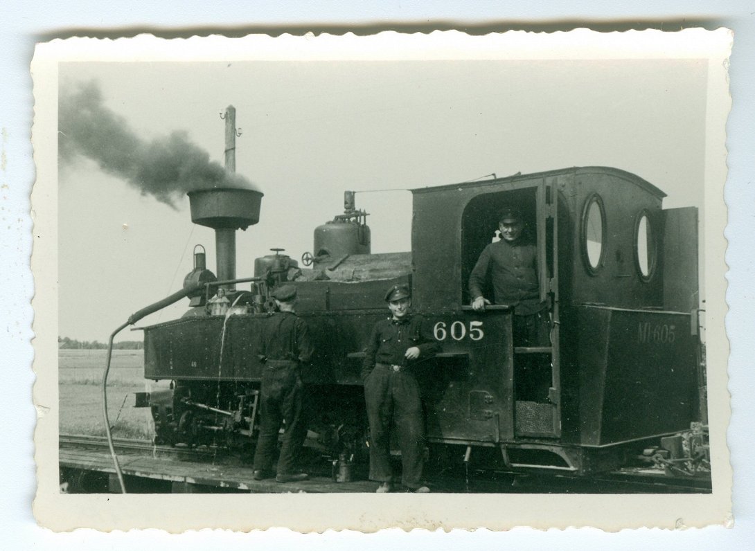 Mazbānīša lokomotīve uzņem ūdeni. Stende, 1930. gadi.