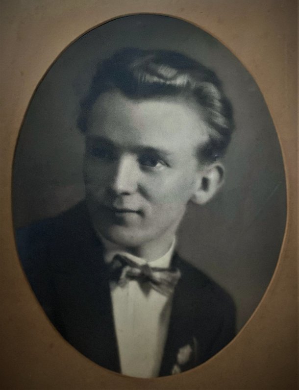 Eduardas Hofmans (1906–1941) –  Vandzenes stacijas priekšnieks no 1936. līdz 1941. gadam.
