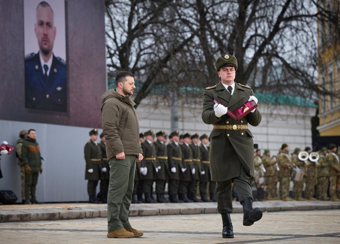Ukrainas prezidents Volodimirs Zelenskis ceremonijā Kijivā godina cīņā pret Krievijas iebrucējiem kr...