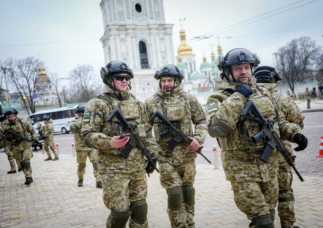 Ukrainas karavīri piedalās kara gadadienas pasākumā Kijivā