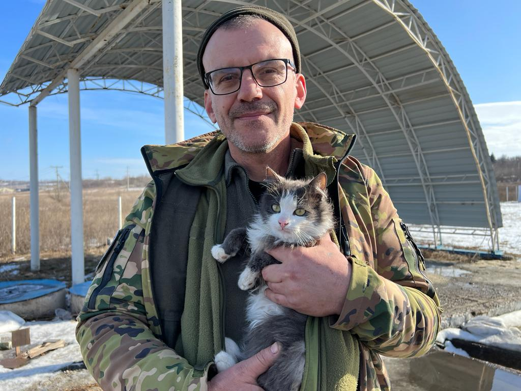 Ukrainas karavīrs Vasīlijs ar savu vārdabrāli kaķīti Vasju, ko izglābis pie Bahmutas