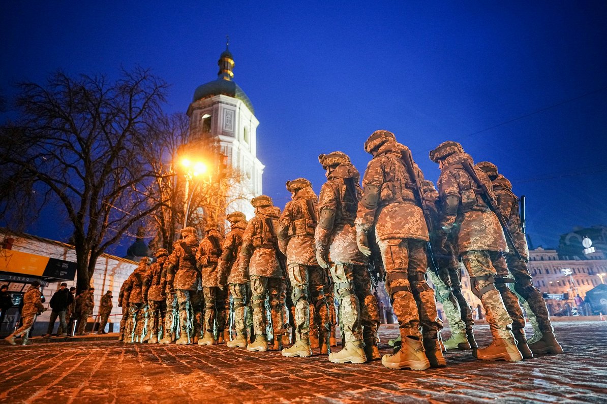 Ukrainas karavīri pirms parādes Kijivā