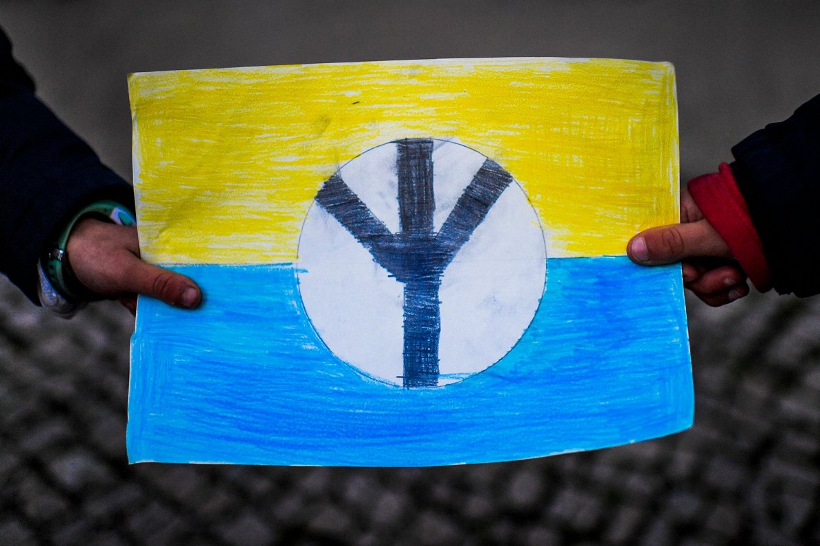 Miera simbols uz Ukrainas karoga fona