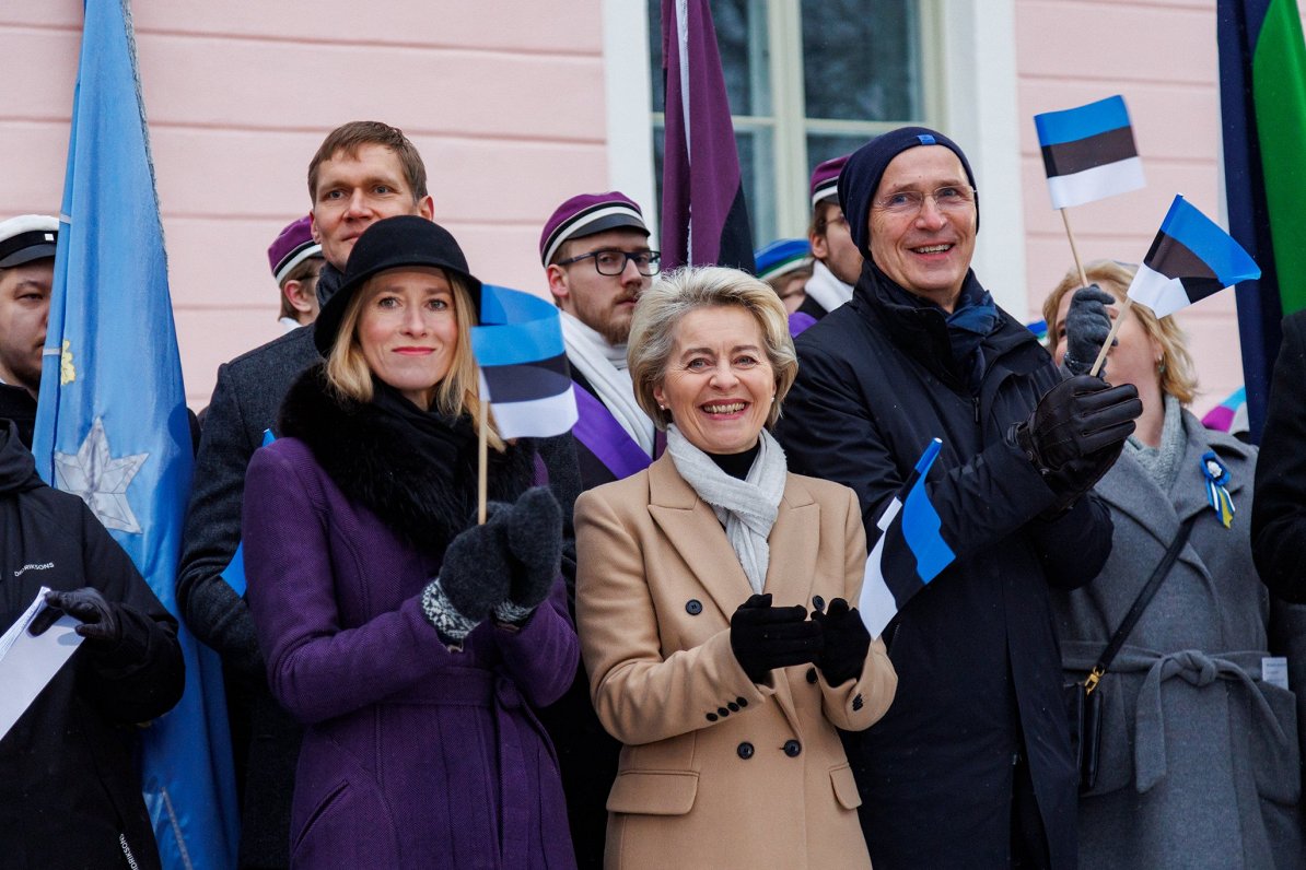 Igaunijas premjere Kaja Kallasa (no kreisās), Eiropas Komisijas prezidente Urzula fon der Leiena un...