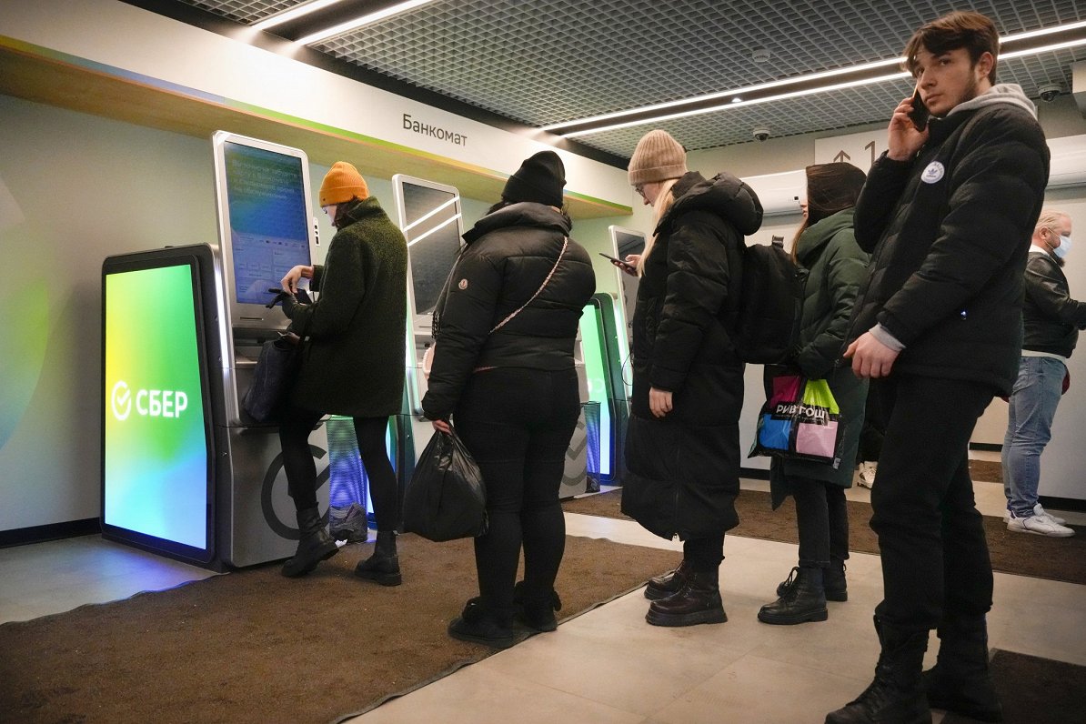 Krievijā cilvēki stāv rindā pie bankomāta