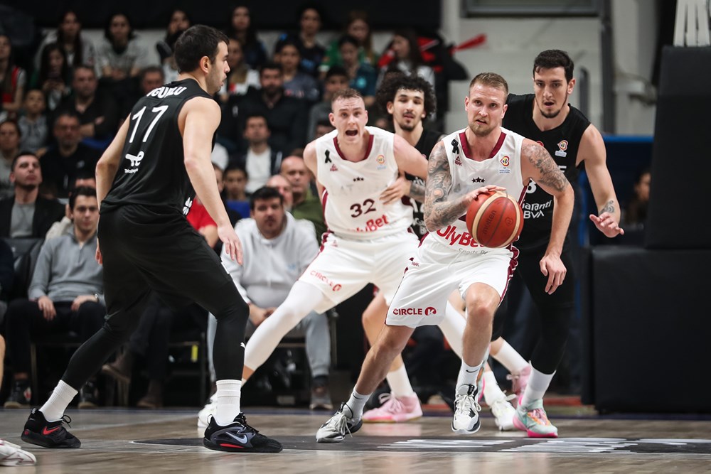 Aigars Šķēle (ar bumbu) Latvijas basketbola izlases spēlē pret Turciju