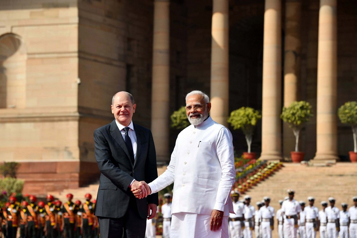 No kreisās Vācijas kanclers Olafs Šolcs un Indijas premjerministrs Narendrs Modi
