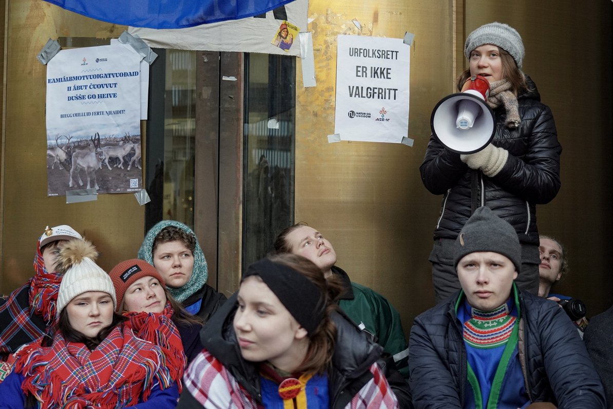 Grēta Tūnberga ar sāmu kopienas aktīvistiem bloķē ieeju Norvēģijas Enerģētikas ministrijā