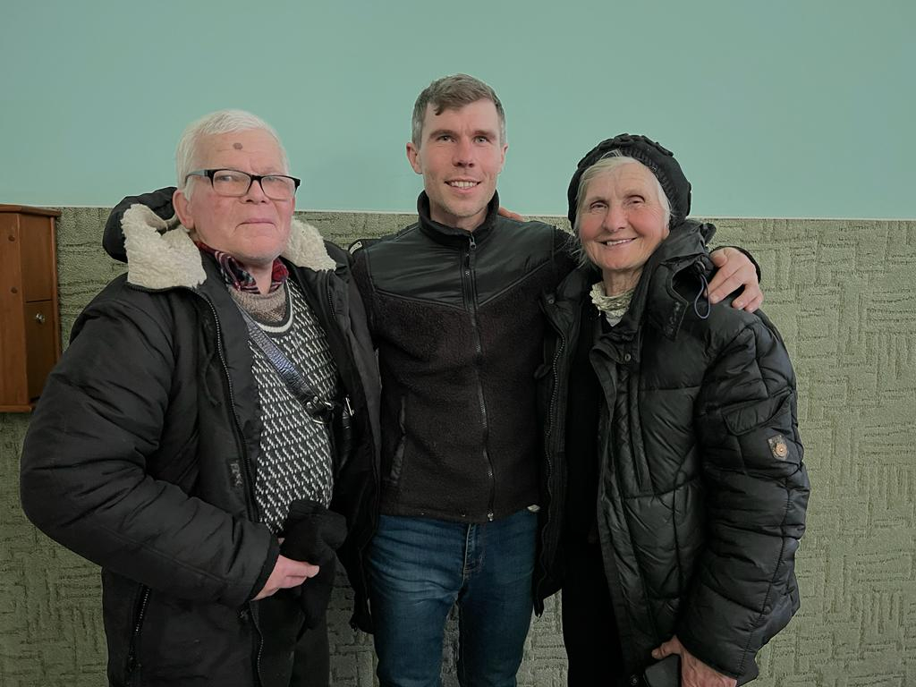 Aleksejs ar vecākiem Vladimiru un Natāliju tagad ir drošībā Vinnicas apgabalā