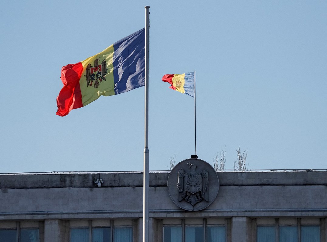 Moldovas karogi pie valdības iestādes ēkas