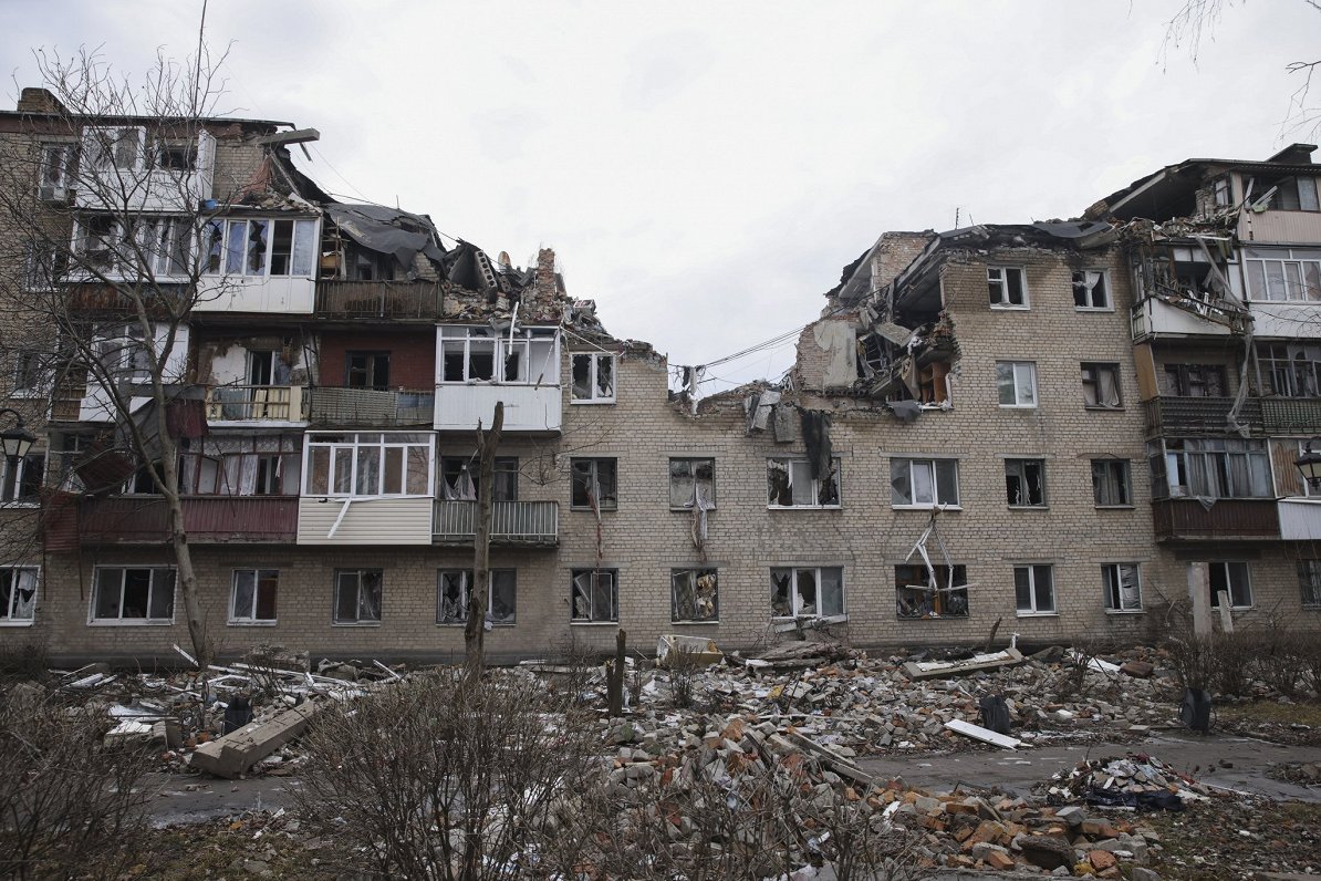 Krievijas uzbrukumā izpostīta ēka Ukrainas pilsētā Bahmutā