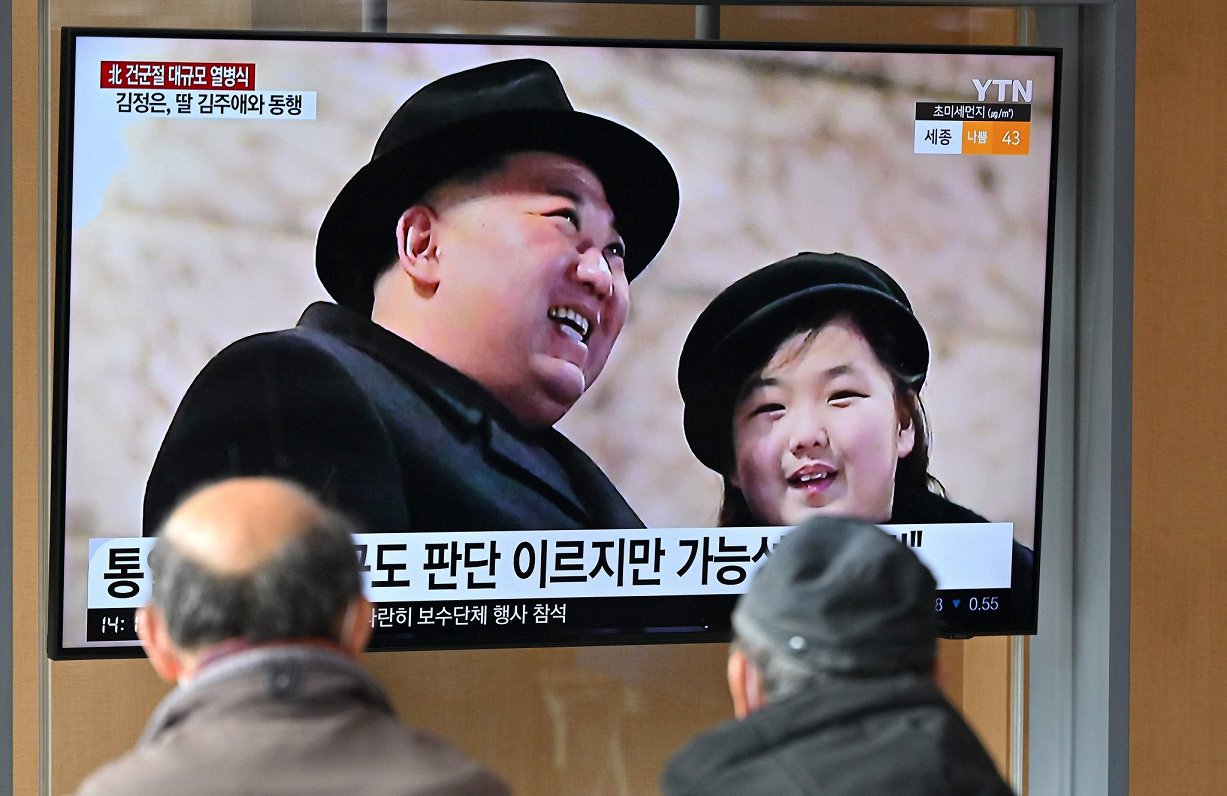 Ziemeļkorejas līderis Kims Čenuns kopā ar meitu Kimu Džue