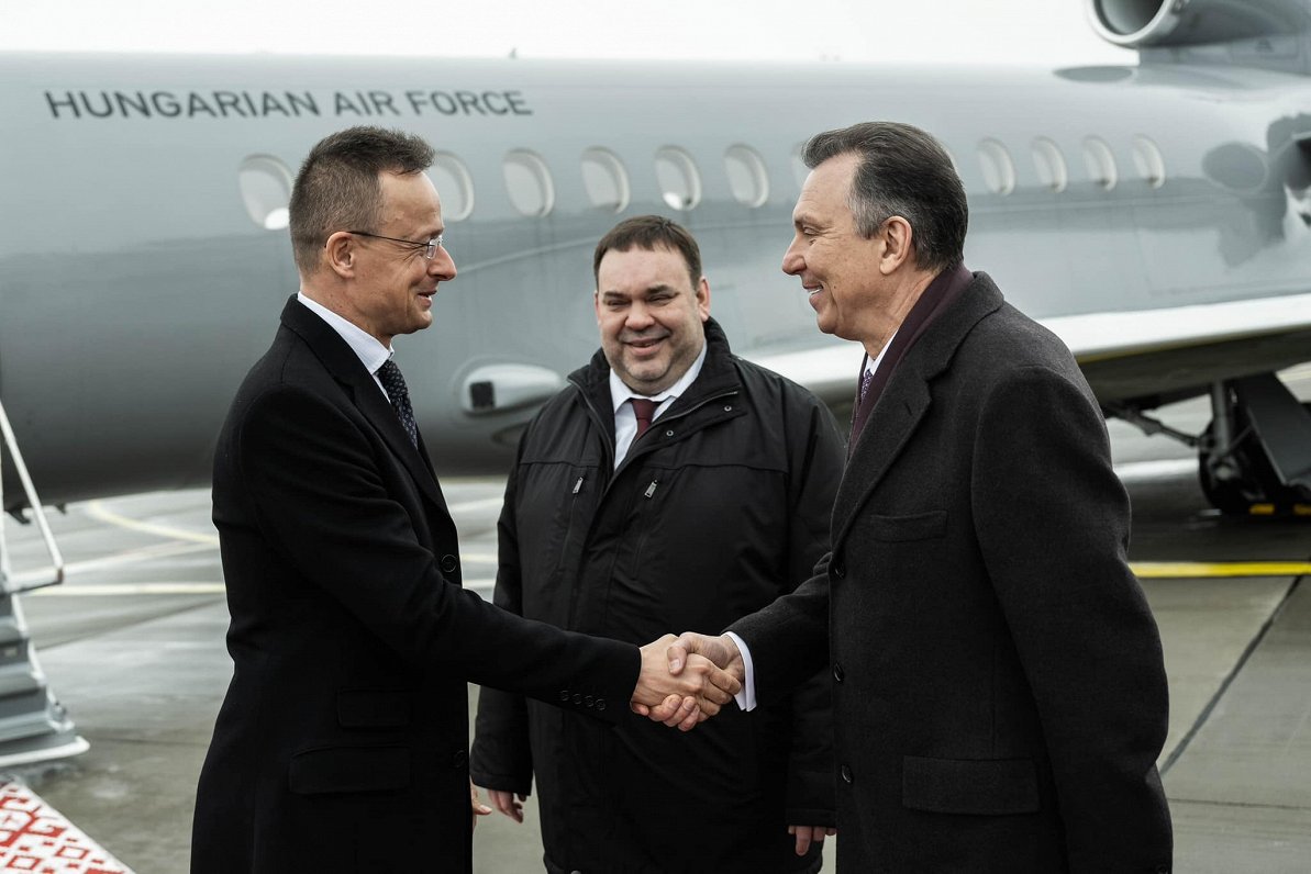 Ungārijas ārlietu ministrs Pēters Sījārto (no kreisās) ieradies Minskā