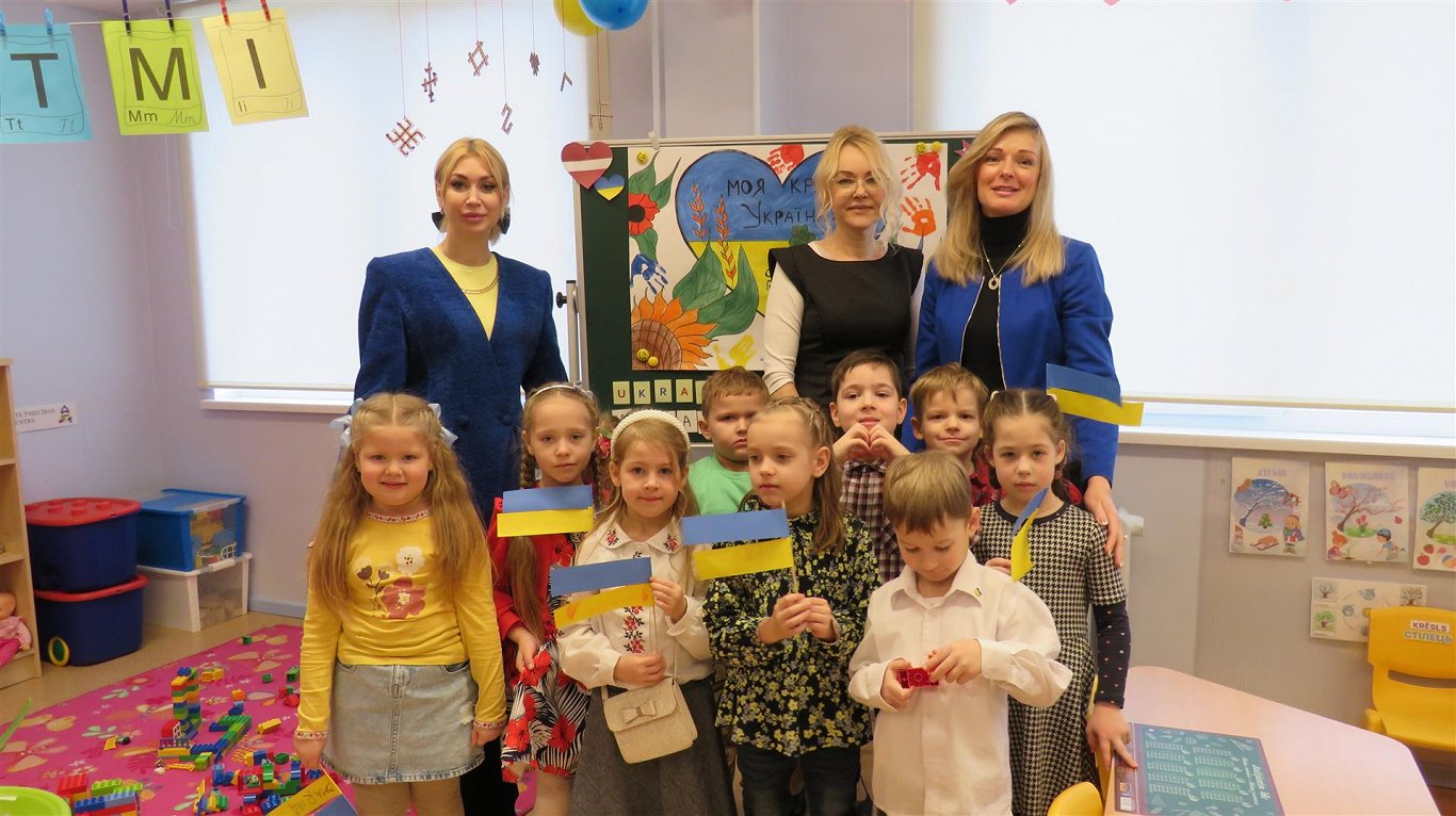 Группа украинских детей Zvaigznītes в лиепайском детском саду Mazulītis