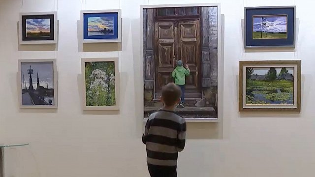 Ar izstādi ES mājā ukraiņu gleznotājs vēlas Latvijai pateikties par savas ģimenes uzņemšanu