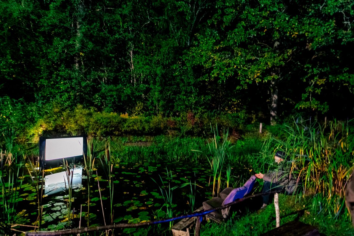 Mākslas dārzs nekurienes vidū kopā ar mākslinieku Artūru Riņķi.