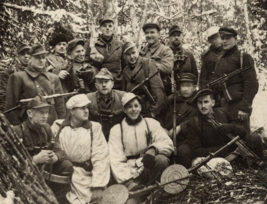 Pētera Čevera grupas nacionālie partizāni Vandzenes pagastā. 1949./1950. gada ziema. No kreisās: rin...