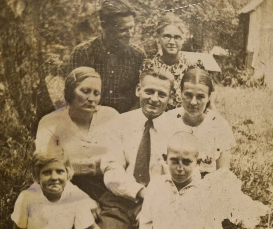 Blūmu ģimene Vandzenes pagastā. 1940. gads. No kreisās: 1. rindā Ilga un Kārlis Blūmi, 2. rindā 1. M...