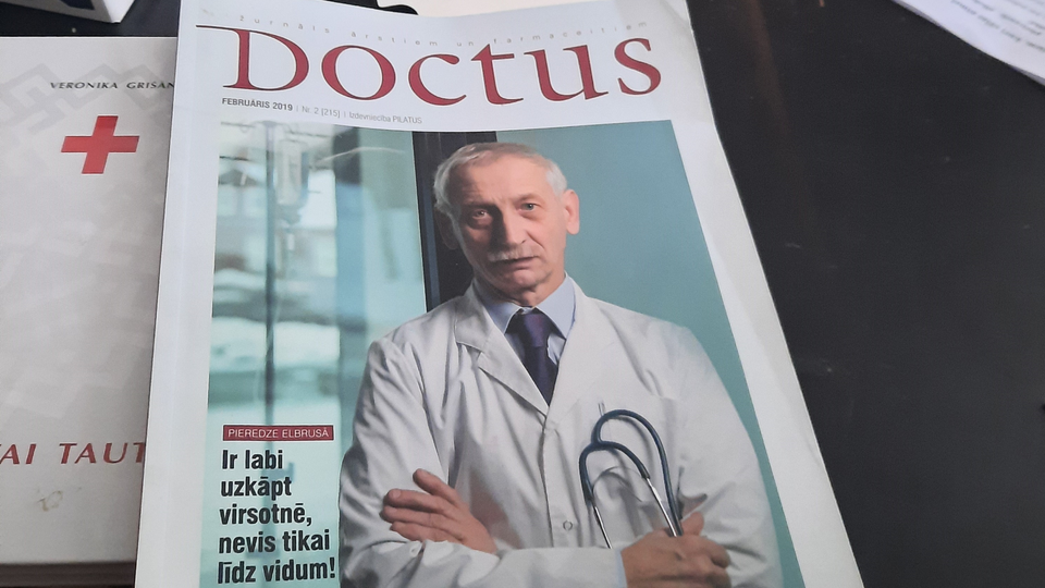 Врач-нарколог Язеп Корсак на обложке медицинского издания.