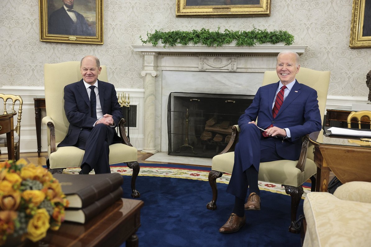ASV prezidents Džo Baidens (no labās) un Vācijas kanclers Olafs Šolcs