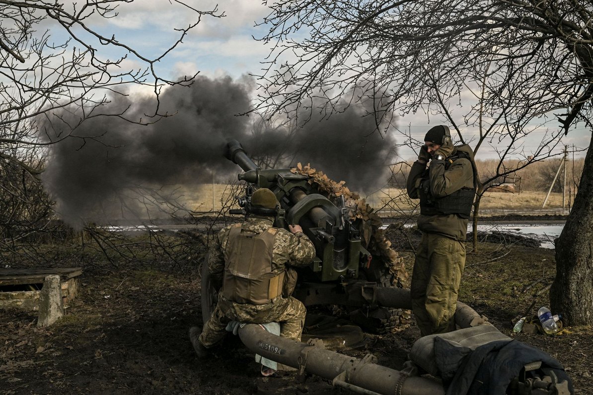 Ukrainas karavīri apšauda Krievijas iebrucēju pozīcijas Bahmutas apkaimē