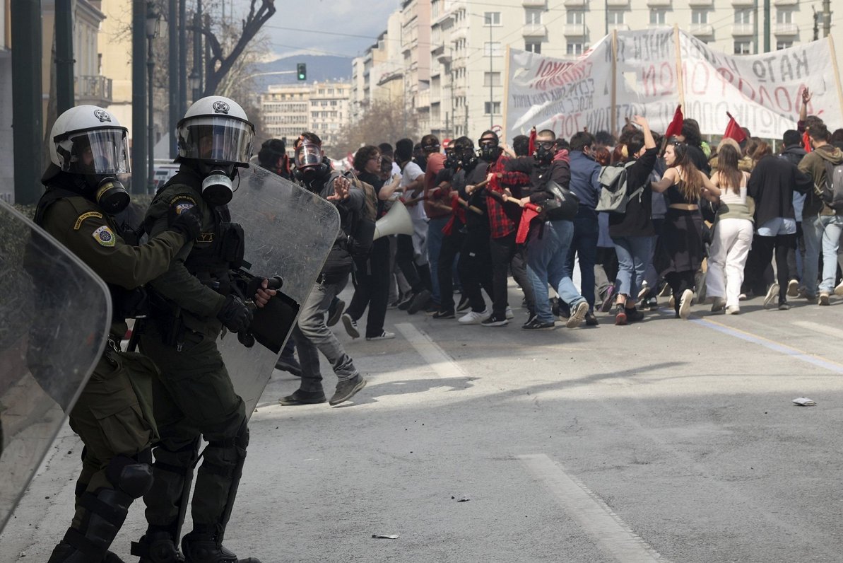 Protestētāju sadursmes ar policiju Atēnās, 05.03.2023.