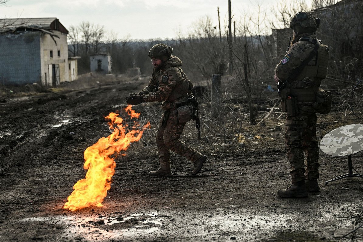 Огонь согревает. Украина, возле Бахмута, Донецкая область.  05.03.2023
