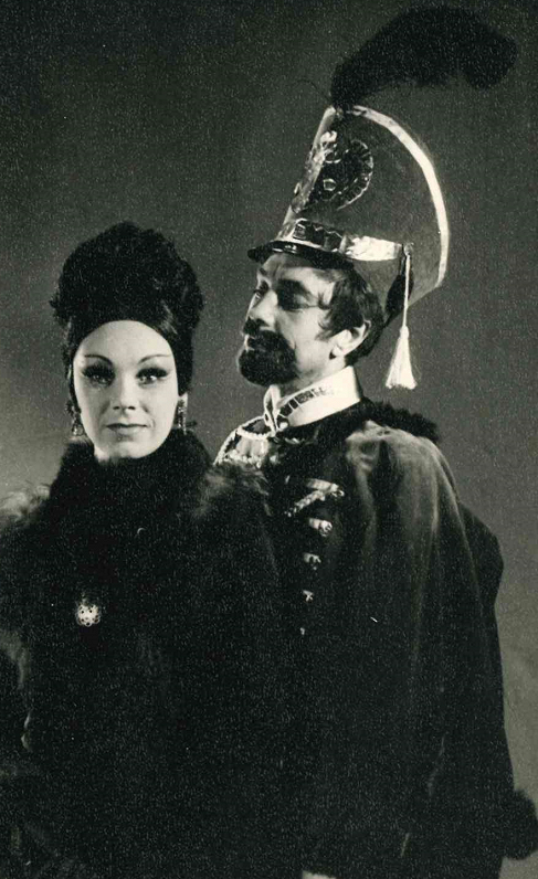 Aina Bajāre un Juris Pučka operetē &quot;Sendienās&quot;.