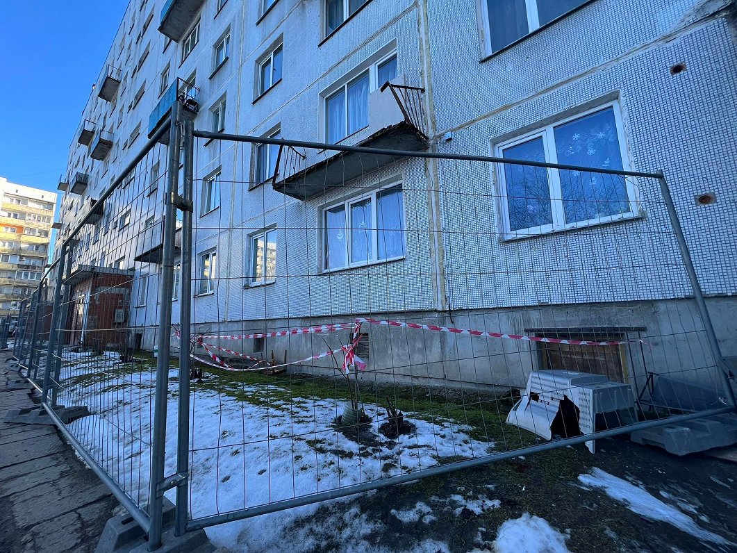 Jelgavā aizliedz ekspluatēt bīstamus daudzdzīvokļu mājas balkonus