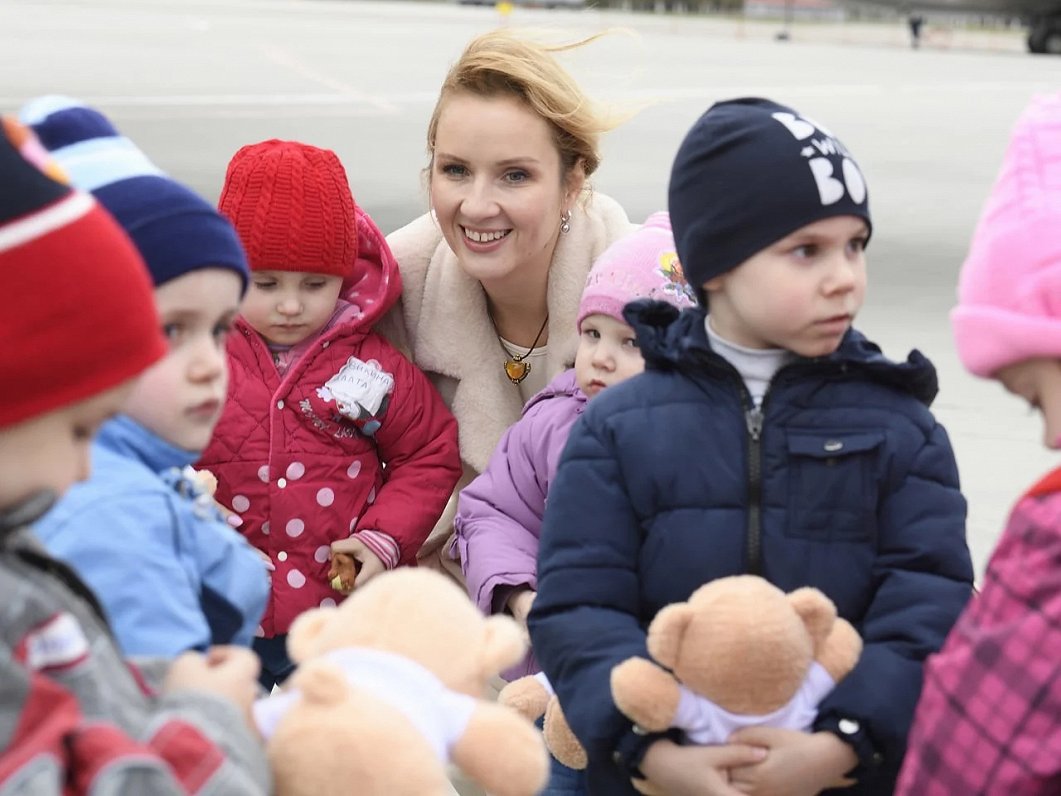 234 bērni oktobrī tika atvesti no Donbasa trīs Aizsardzības ministrijas lidmašīnās