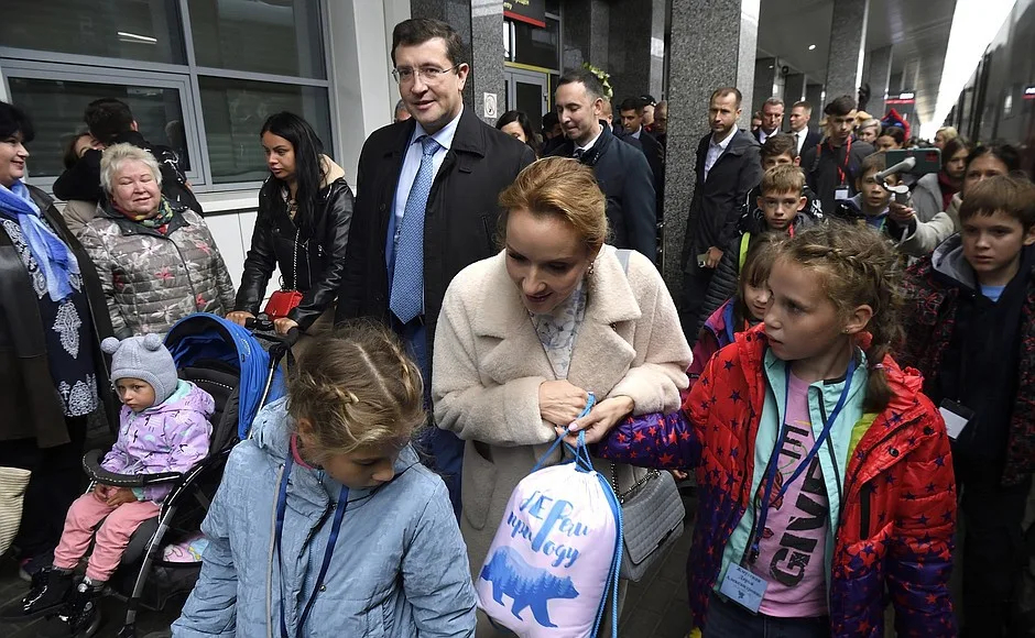 Bērni no Donbasa tiek vesti uz Ņižņijnovgorodas apgabalu. 2022. gada septembris.