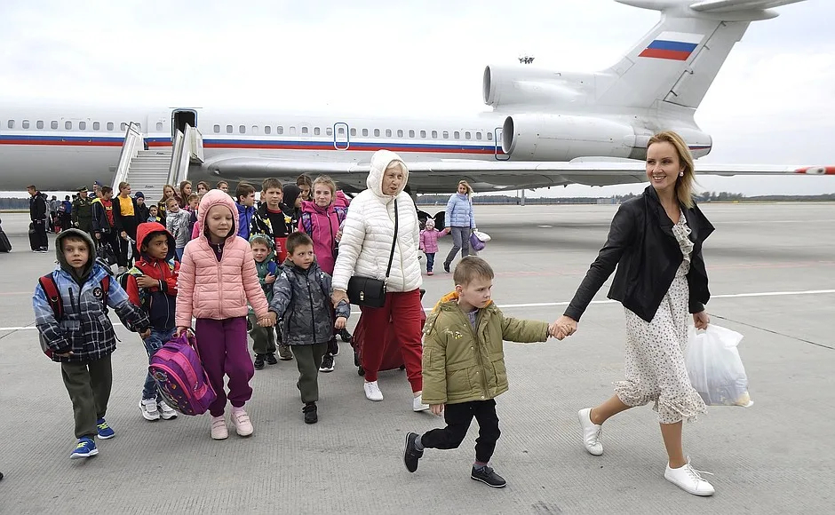 Ļvova-Belova Aizsardzības ministrijas lidmašīnā atvedusi uz Maskavu 125 bērnus no “Doneckas tautas r...