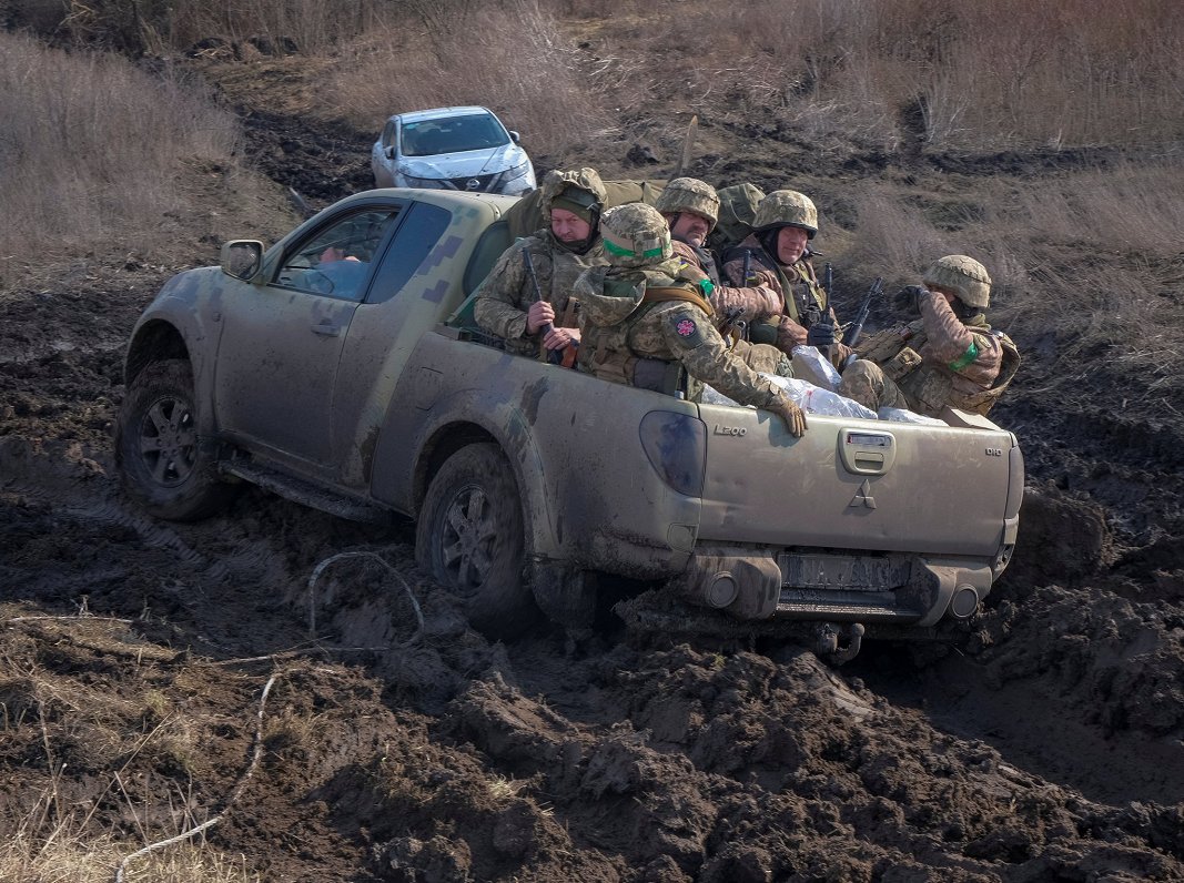 Ukrainas armijas karavīri pārvietojas ar apvidus auto Bahmutas apkaimē