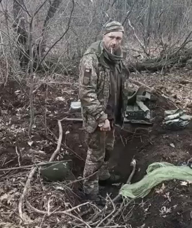 Ukrainas karavīrs Aleksandrs Macijevskis brīdi pirms noslepkavošanas